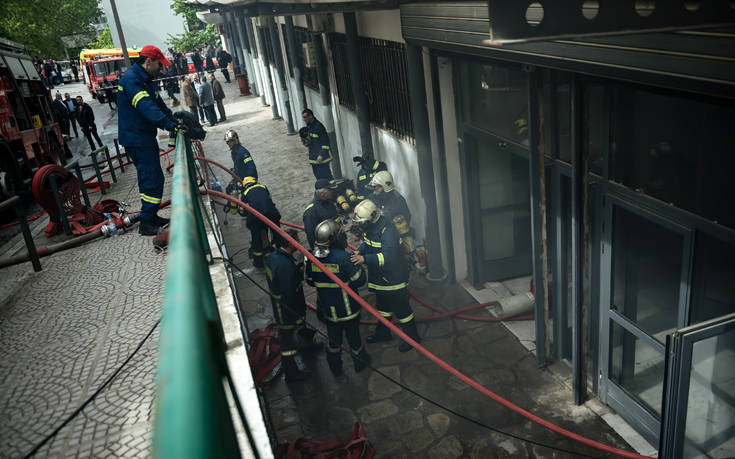 Φωτογραφίες από το κτίριο του ΑΠΘ όπου ξέσπασε η φωτιά