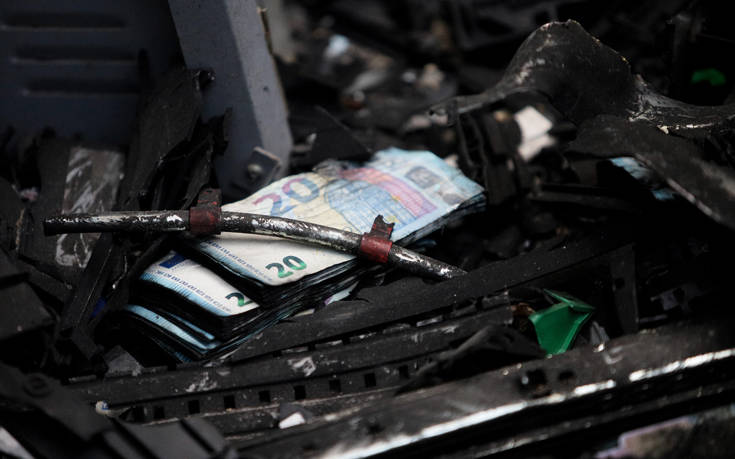 Το καμένο αυτοκίνητο και το ΑΤΜ που ανατίναξαν στην Παλλήνη