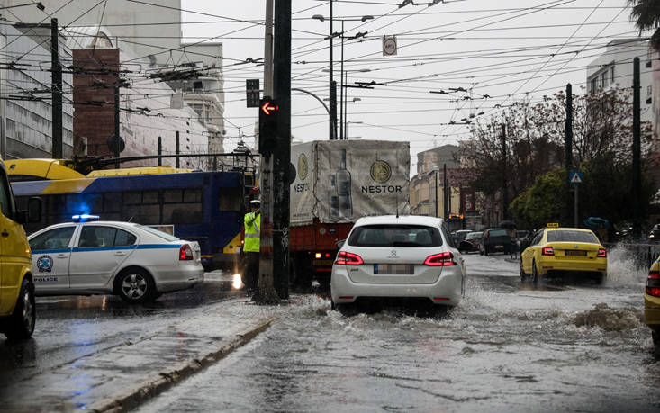 Διακοπή κυκλοφορίας σε τμήμα της Πειραιώς και της Λ. Βουλιαγμένης λόγω συσσώρευσης υδάτων