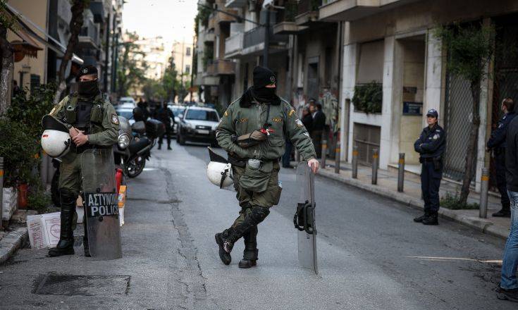 Αστυνομική επιχείρηση στα Εξάρχεια: Αντιασφυξιογόνες μάσκες και σφεντόνες μεταξύ των ευρημάτων