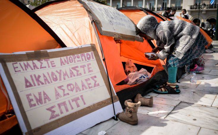 Προσπάθεια να μεταφερθούν σε δομές φιλοξενίας οι μετανάστες από το Σύνταγμα