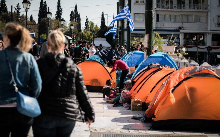 Πρόσφυγες και μετανάστες κατασκήνωσαν στο Σύνταγμα