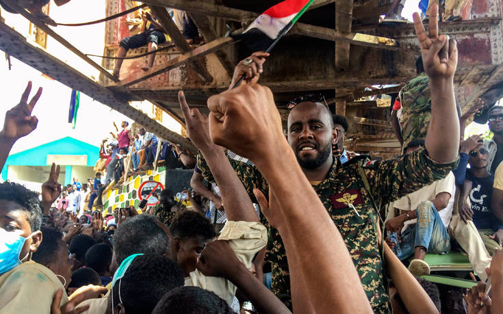 Κρίσιμες ώρες στο Σουδάν μετά την ανατροπή του Όμαρ ελ Μπασίρ