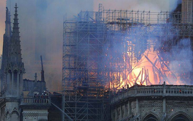 Φωτογραφίες από την καταστροφική πυρκαγιά στην Παναγία των Παρισίων