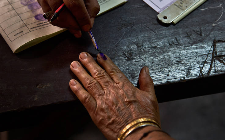 Εκλογικό κέντρο μέσα στη ζούγκλα για να ψηφίσει Ινδός ιερέας