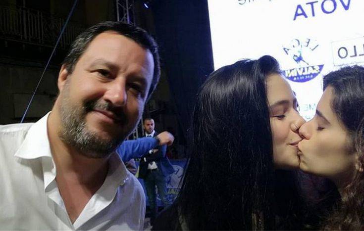 Δύο κοπέλες ζήτησαν selfie από τον Σαλβίνι και φιλήθηκαν στο στόμα δίπλα του