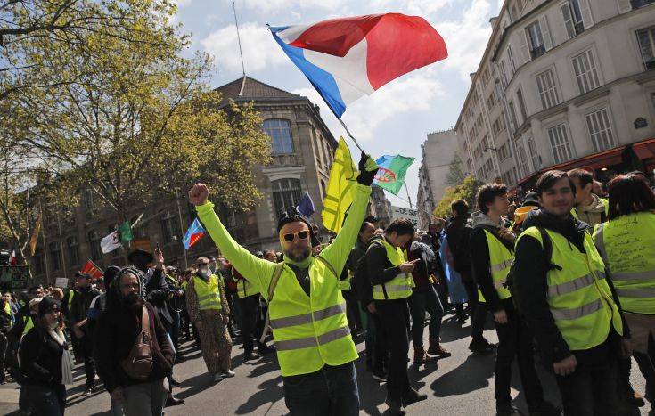Η Γαλλία «φλέγεται» από τον «πυρετό» των κίτρινων γιλέκων
