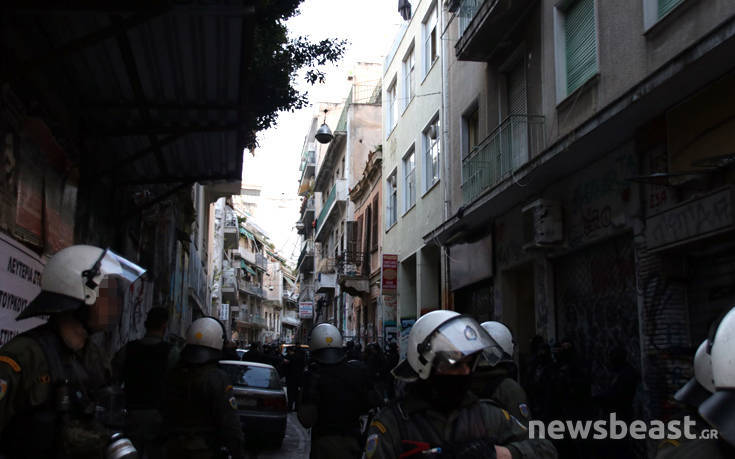 Η γυναίκα που είχε ξεφύγει από την έφοδο των Λιμενικών στα Εξάρχεια βρίσκεται στα χέρια της ΕΛ.ΑΣ.