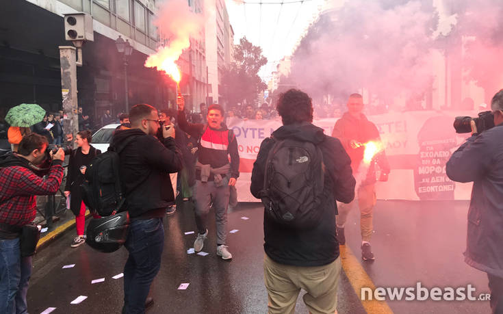 Μαθητές και εκπαιδευτικοί διαδηλώνουν στο κέντρο της Αθήνας