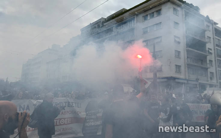 Στο Σύνταγμα έφθασε η πορεία εκπαιδευτικών και μαθητών