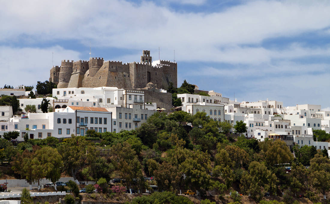 Η μονή του Αγίου Ιωάννη του Θεολόγου στέκεται σαν κορώνα στο «Ιερό νησί»