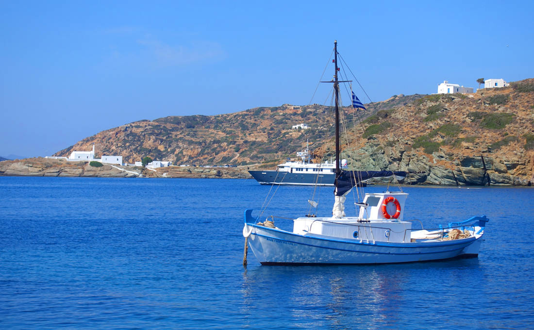 Καλοκαιρινές εικόνες από τον Φάρο στη Σίφνο που σας ταξιδεύουν