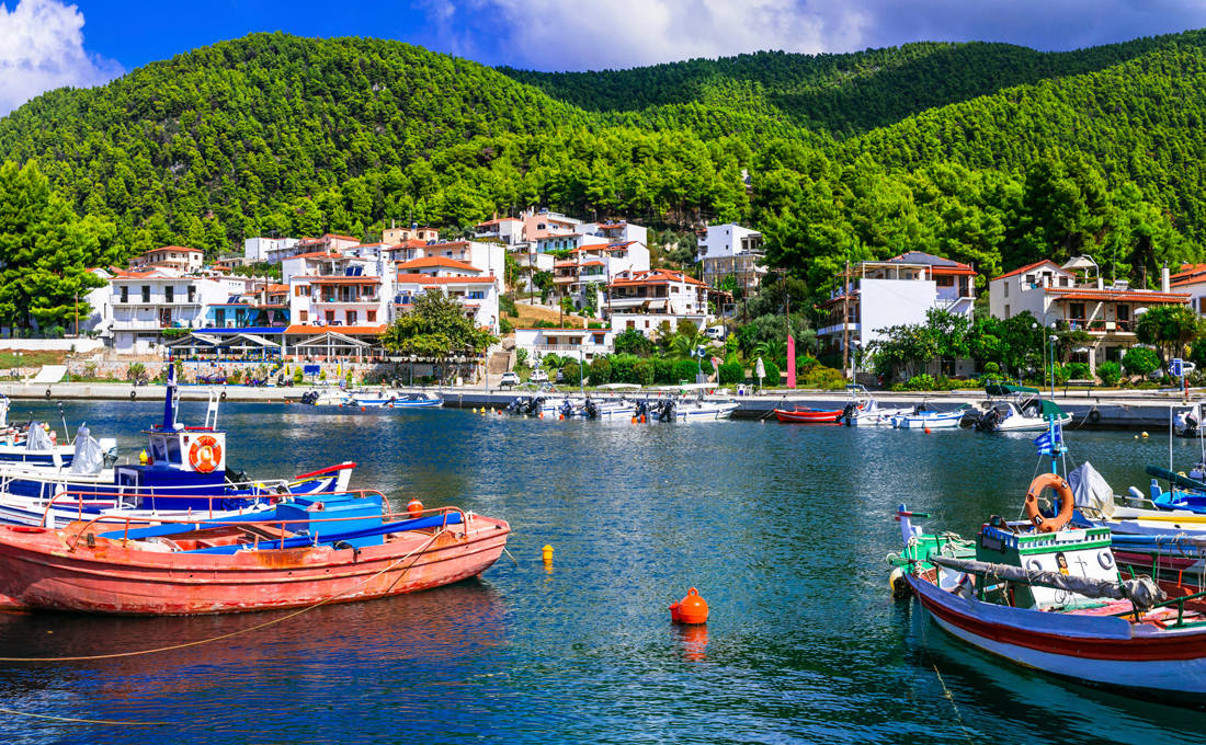 Ένα διαφορετικό Πάσχα με φόντο το μεθυστικό πράσινο της Σκοπέλου