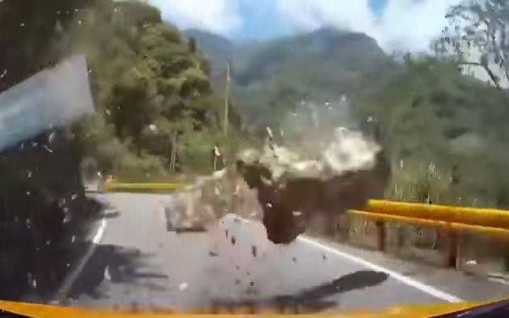 Σοκαριστικό βίντεο από τον σεισμό στην Ταϊβάν με βράχο να πέφτει μπροστά από αυτοκίνητο