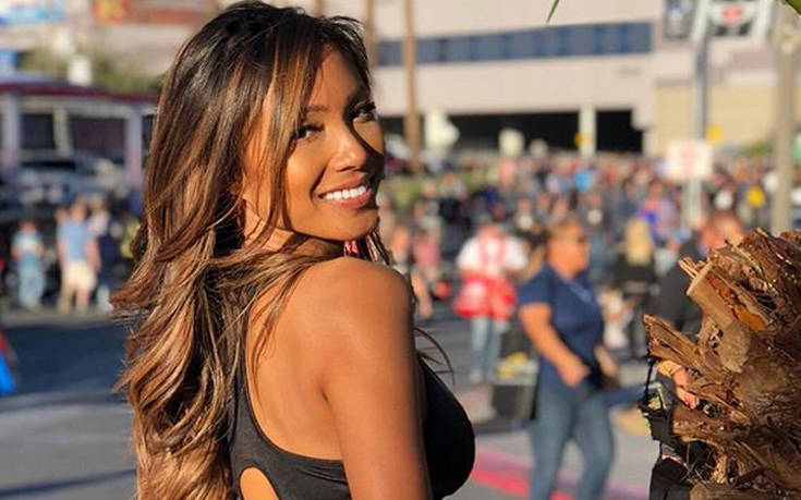 Η εξωτική χορεύτρια αναστατώνει με τα κάλλη της