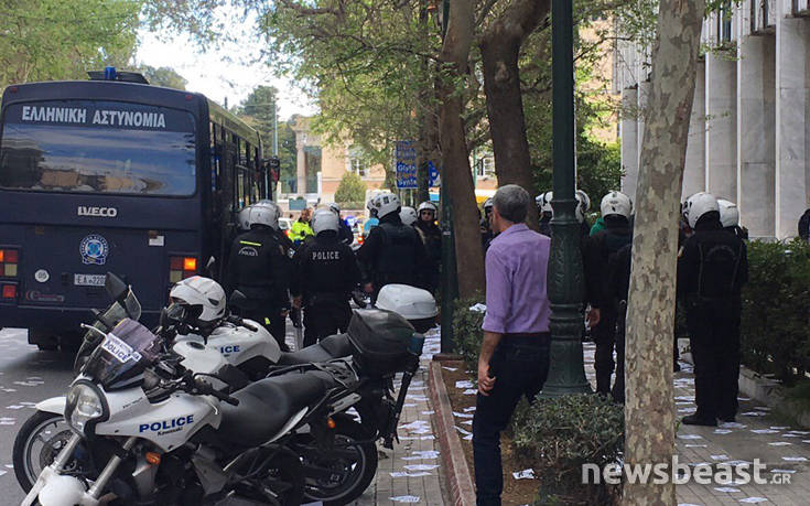 Μέλη του Ρουβίκωνα πέταξαν τρικάκια έξω από το υπουργείο Εξωτερικών