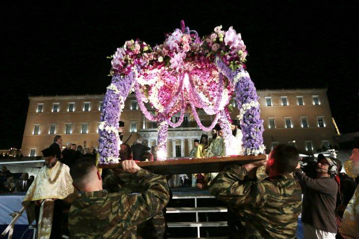 Με κατάνυξη η ακολουθία και η περιφορά του Επιταφίου σε όλη τη χώρα