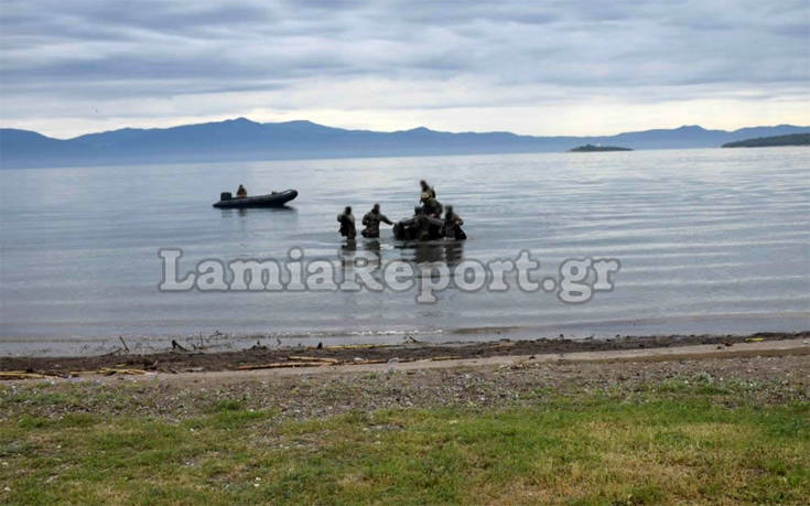 Εντυπωσιακές φωτογραφίες από την άσκηση αλεξιπτωτιστών σε παραλία της Φθιώτιδας