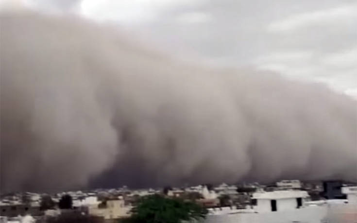 Εικόνες αποκάλυψης με αμμοθύελλα που σκεπάζει πόλη στην Ινδία