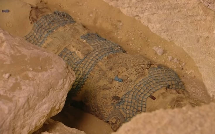 Το άνοιγμα μιας σαρκοφάγου ηλικίας 2.500 ετών σε ζωντανή μετάδοση