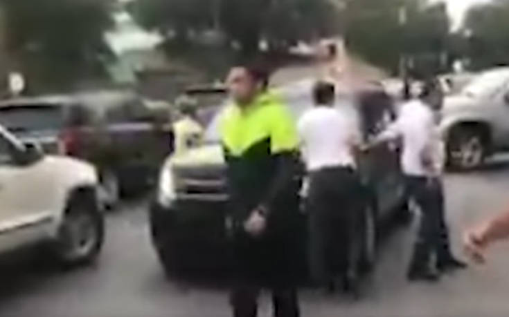 Βίντεο δείχνει πολίτες σε γειτονιά του Καράκας να διώχνουν τον Γκουαΐδό