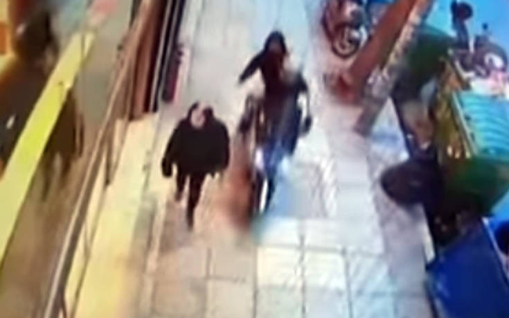 Βίντεο με ληστές που αρπάζουν την τσάντα 68χρονης στη Θεσσαλονίκη