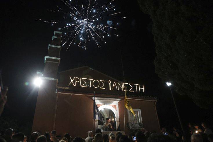 Ανάσταση στην Κέρκυρα: Χιλιάδες βεγγαλικά έκαναν τη νύχτα μέρα