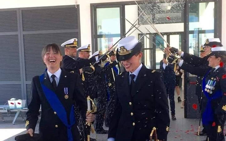 Γυναίκες αξιωματικοί του Πολεμικού Ναυτικού παντρεύτηκαν και πέρασαν κάτω από την αψίδα με τα σπαθιά