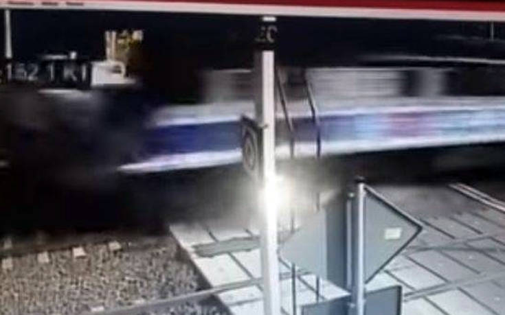 Η σοκαριστική στιγμή που τρένο παρασύρει και συνθλίβει ασθενοφόρο