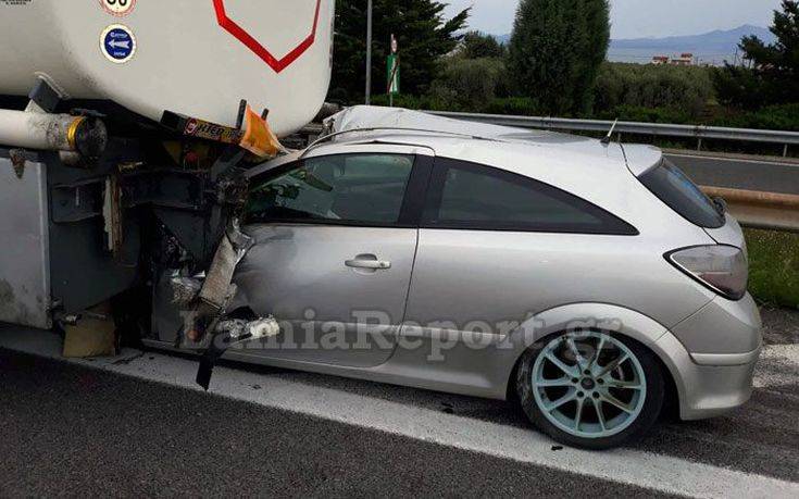 Σφοδρή σύγκρουση αυτοκινήτου με βυτιοφόρο στην Αθηνών – Λαμίας