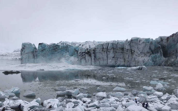 Κομμάτι παγετώνα πέφτει σε λιμνοθάλασσα προκαλώντας τσουνάμι