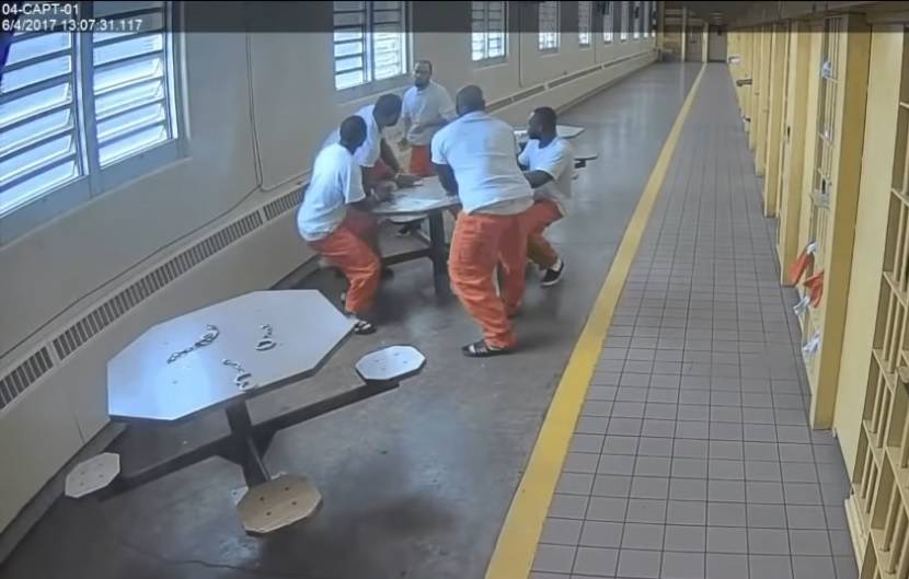 Λευκός κρατούμενος σε φυλακή υψίστης ασφαλείας μαχαίρωσε τέσσερις μαύρους δεμένους με χειροπέδες