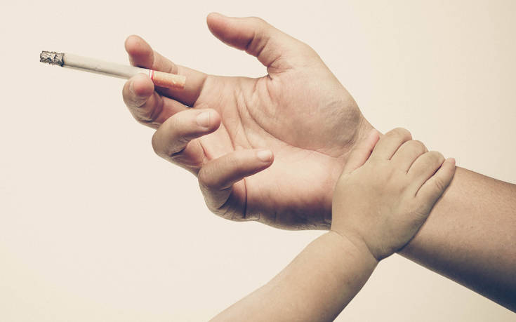 Τι προκαλεί το κάπνισμα του μπαμπά στο μωρό