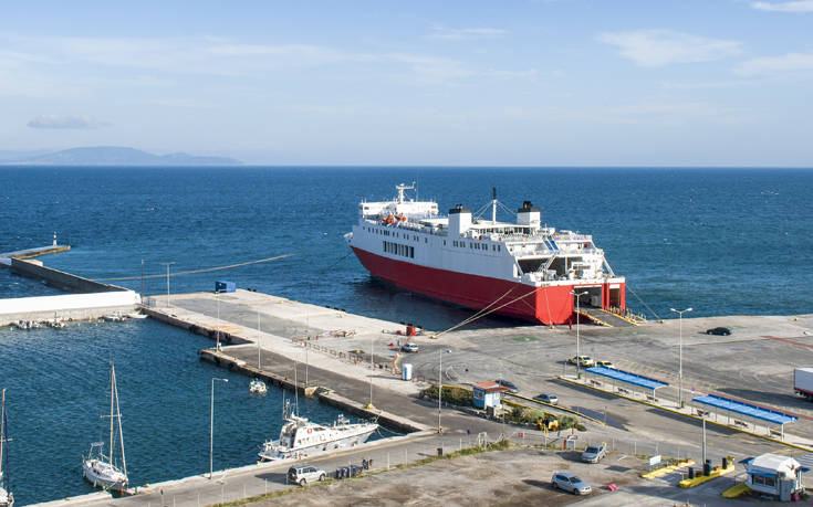 Το Superferry επιστρέφει στη Ραφήνα λόγω μηχανικής βλάβης