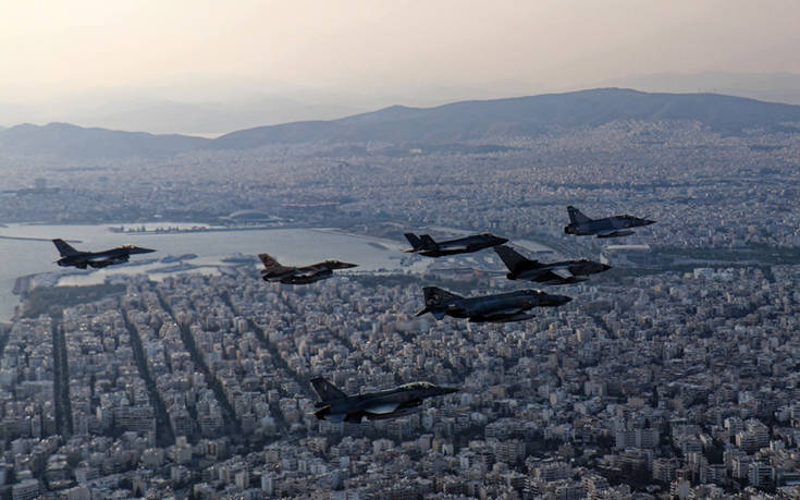 Εντυπωσιακές εικόνες από την άσκηση «Ηνίοχος» και τις πτήσεις μαχητικών σε Αθήνα και Αντίρριο