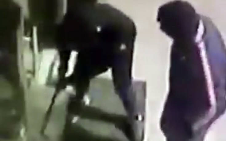 Βίντεο με ληστές να αδειάζουν κατάστημα ρούχων