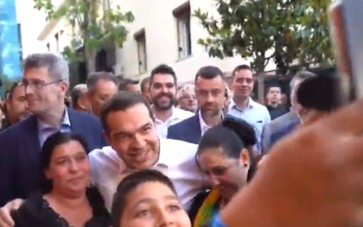 Η selfie του πρωθυπουργού με μια οικογένεια Ρομά στη Λαμία