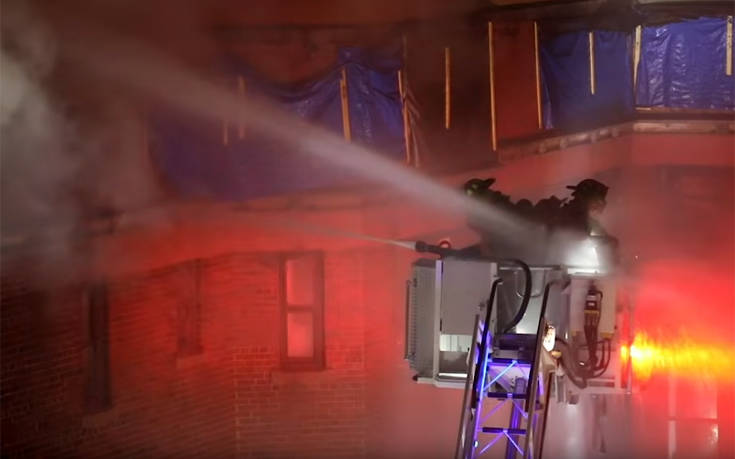 Πυροσβέστες που προσπαθούν να σβήσουν φωτιά παλεύουν… με το νερό που τους ρίχνουν συνάδελφοί τους