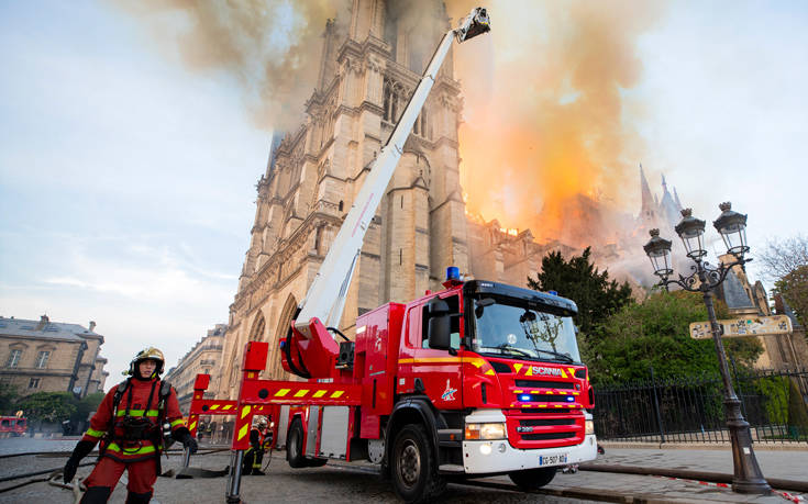 Τρεις πυροσβέστες «ήρωες» της Παναγίας των Παρισίων κατηγορούνται για ομαδικό βιασμό