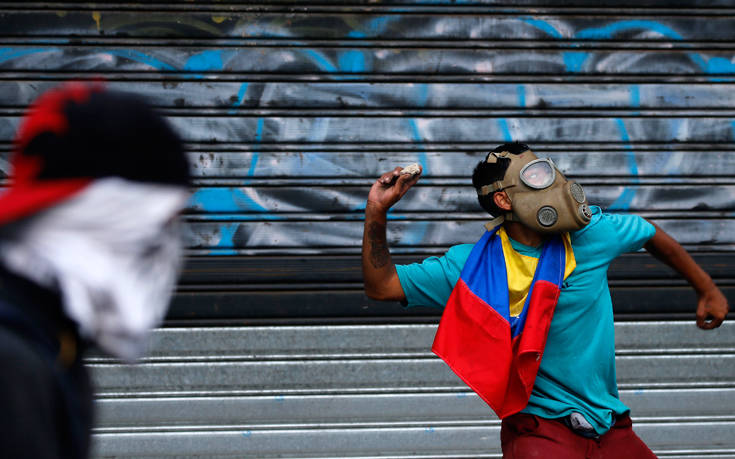 Σε ξένες πρεσβείες δυο ακόμα βουλευτές της αντιπολίτευσης στη Βενεζουέλα