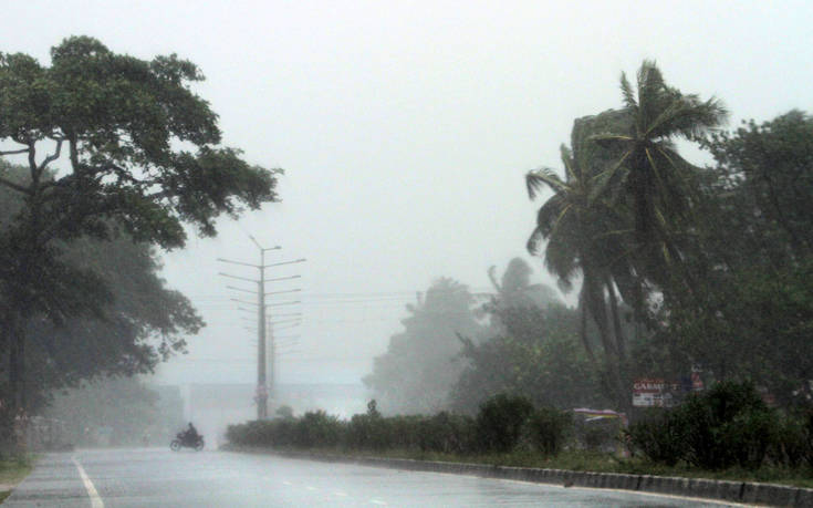 Με ανέμους 200 χιλιομέτρων την ώρα σαρώνει την Ινδία ο κυκλώνας Φάνι