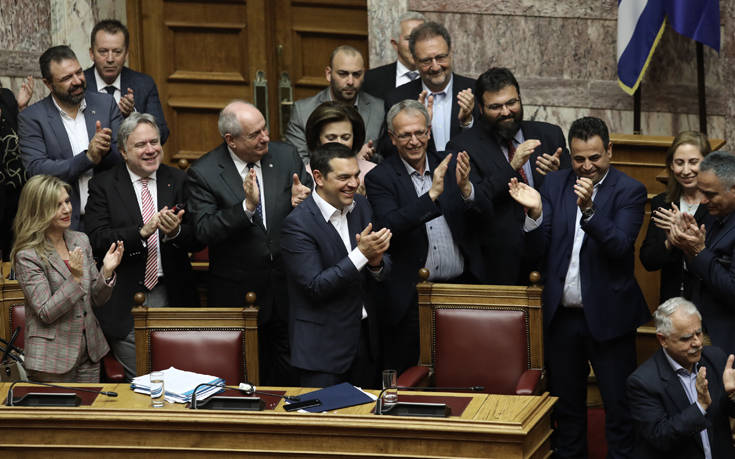 Ψήφος εμπιστοσύνης: Οι πανηγυρισμοί των κυβερνητικών στελεχών για το αποτέλεσμα