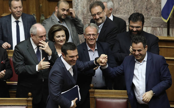 Ψήφος εμπιστοσύνης: Οι πανηγυρισμοί των κυβερνητικών στελεχών για το αποτέλεσμα