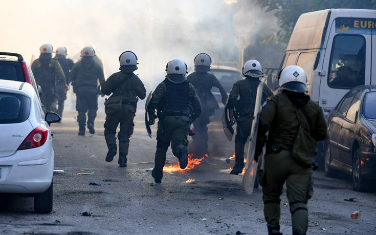 Μολότοφ και επεισόδια στη λεωφόρο Αθηνών κοντά σε προεκλογική ομιλία του Κασιδιάρη