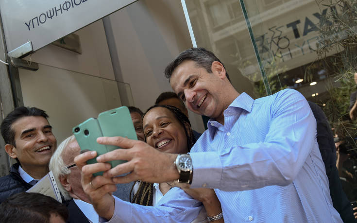 Κυριάκος Μητσοτάκης: Οι selfies, οι αγκαλιές και το αυτοκόλλητο στο πουκάμισο