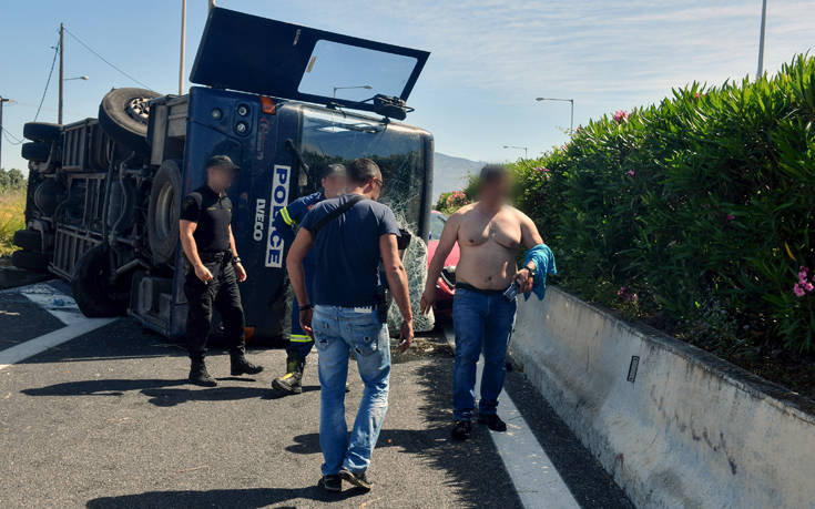 Φωτογραφίες από το τροχαίο με κλούβα της Αστυνομίας στην Κόρινθο