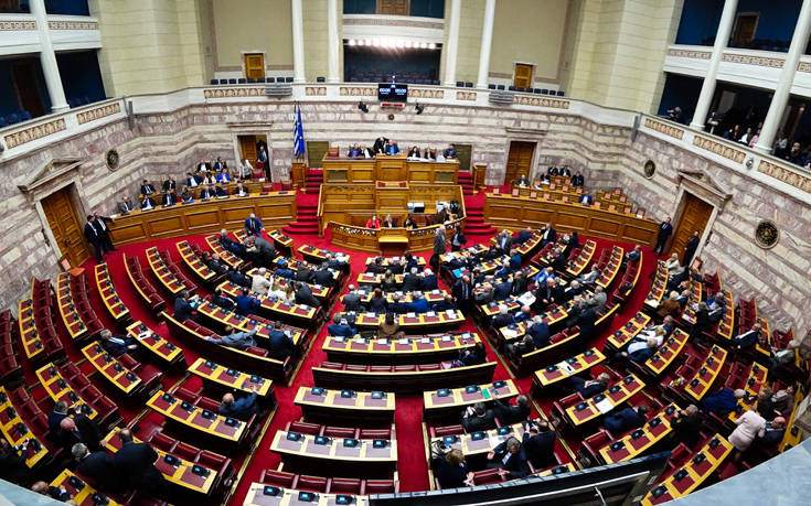 Πρεμιέρα σήμερα για την 18η Βουλή της Μεταπολίτευσης με… δώρο ένα βιβλιαράκι
