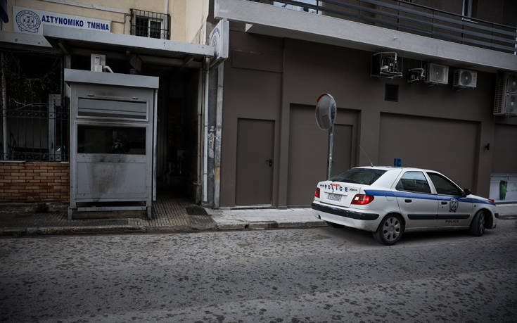 Επίθεση με μολότοφ και γκαζάκια στο Α.Τ. Καισαριανής: Ελεύθεροι οι προσαχθέντες