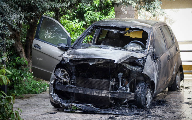 Εμπρηστική επίθεση κατά της δημοσιογράφου Μίνας Καραμήτρου