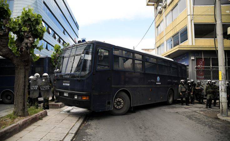 Άγνωστοι πέταξαν πέτρες σε κλούβα των ΜΑΤ κοντά στα γραφεία του ΠΑΣΟΚ